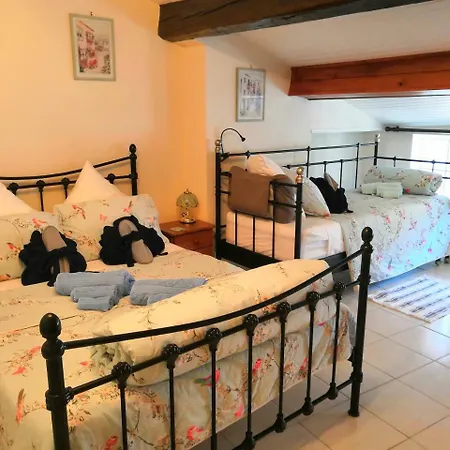 Le Petit Chateau Bed & Breakfast 3*